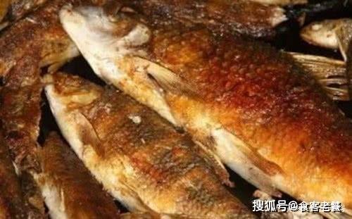 煎鱼时老是粘锅破？43年大厨：多这2步，不粘锅不破皮还没腥味