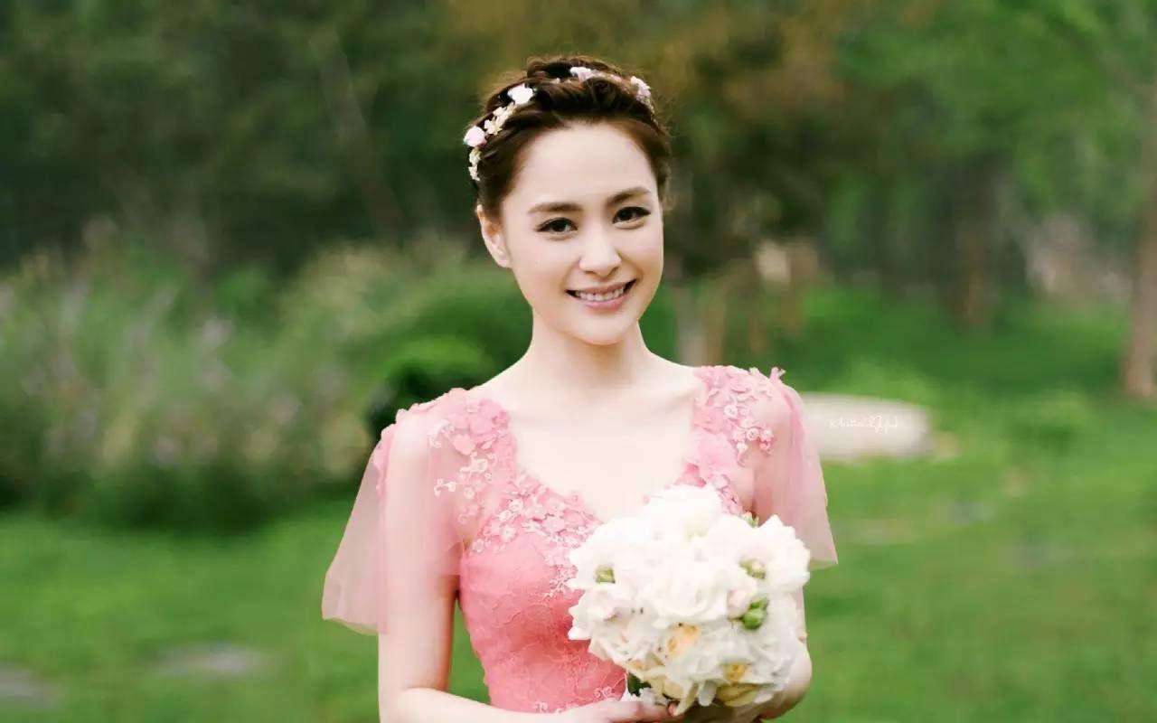 阿娇与张靓颖有同款妈妈，都预知女儿婚姻危机，阿娇妈做法更暖