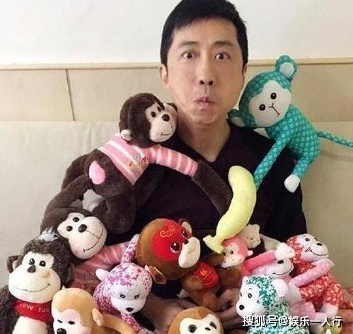 带你看看庾澄庆的豪宅：沙发上摆满猴子玩偶，平时吃煎炸食品