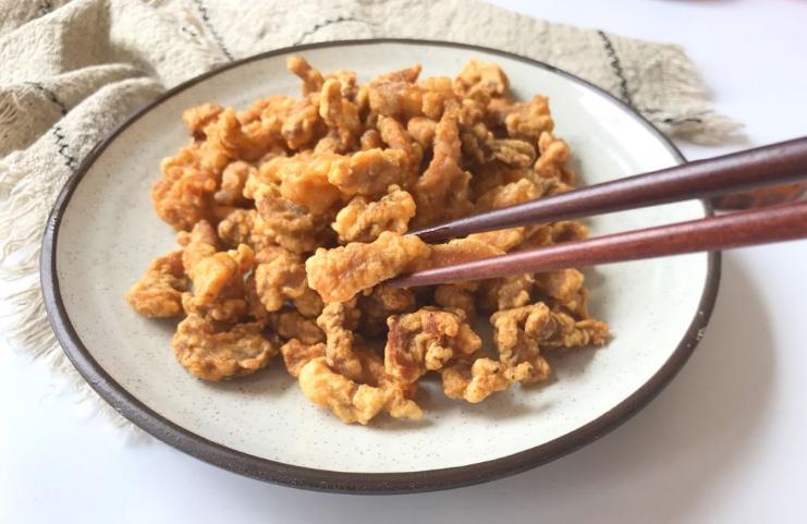 炸酥肉时，掌握好“调面糊”方法，出锅后又酥又香，比买的实惠