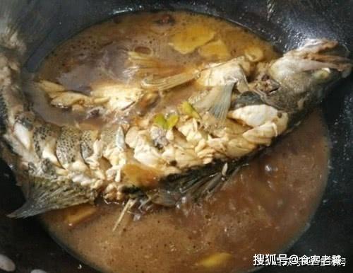 年夜饭炖鱼就加瓶“它”，鱼肉香嫩鱼汤那是真的鲜，保证全家都馋