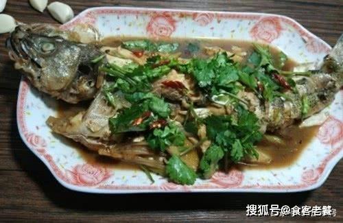 年夜饭炖鱼就加瓶“它”，鱼肉香嫩鱼汤那是真的鲜，保证全家都馋