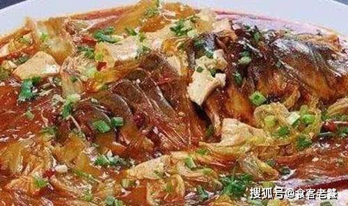 年夜饭炖鱼就加瓶“它”，鱼肉香嫩鱼汤那是真的鲜，保证全家都馋