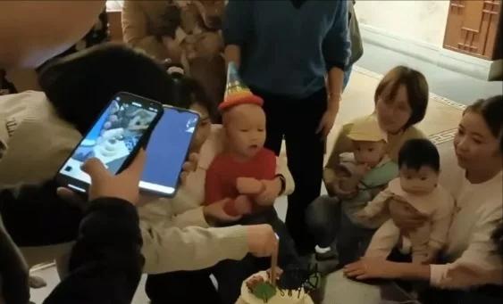 孙子过生日奶奶唱《夫妻双双把家还》，不合时宜的娱乐合适吗？