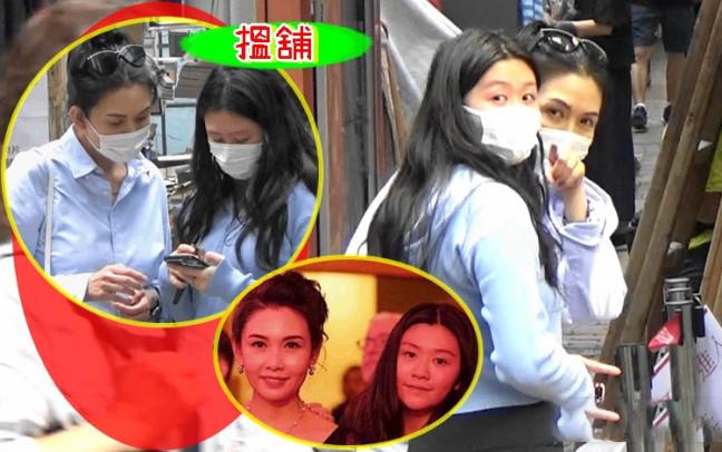 53岁邱淑贞和二女儿逛街，身材不输17岁沈日，美腿纤细苗条状态好