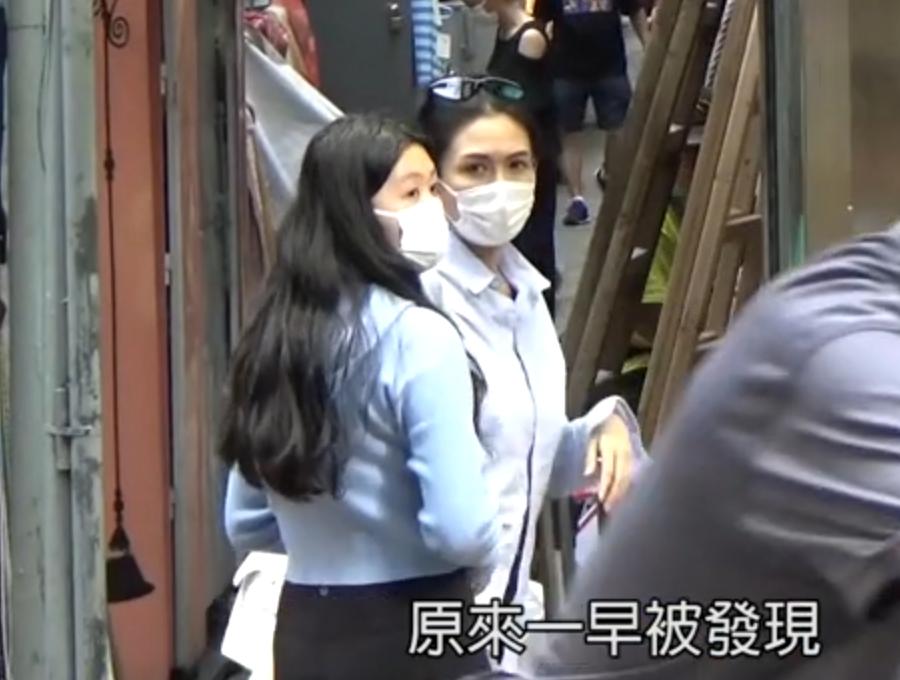 53岁邱淑贞和二女儿逛街，身材不输17岁沈日，美腿纤细苗条状态好