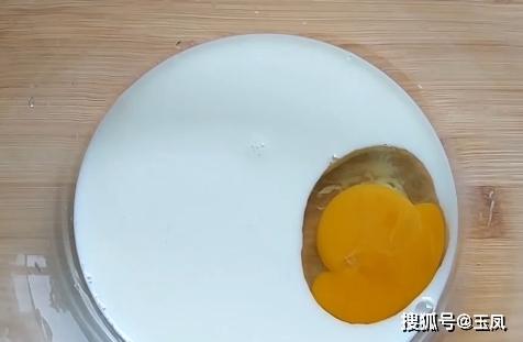 1碗面粉1个鸡蛋，不用烤箱也能做面包，比蒸馒头简单，比蛋糕好吃