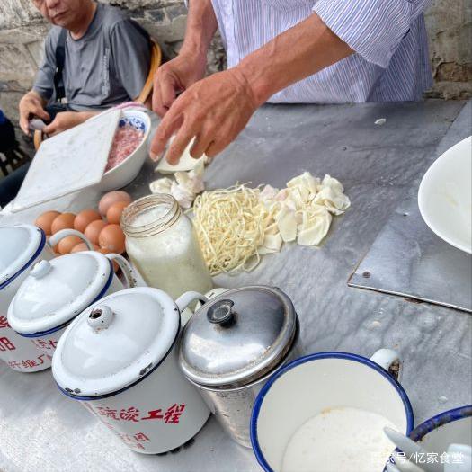 南京老头路边卖馄饨，藏得深一般人找不到，6元1碗有小时候的味道