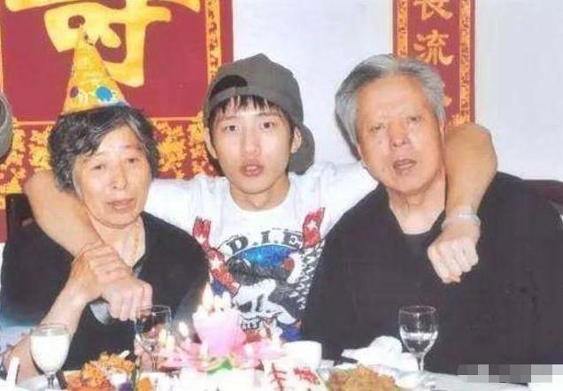 出生28天被母亲抛弃，和奶奶相依为命，成影帝后父母无耻跑来认亲