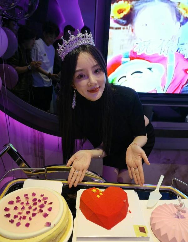 贾乃亮晒与女儿甜馨合影，祝女儿生日快乐，九岁的甜馨神似李小璐