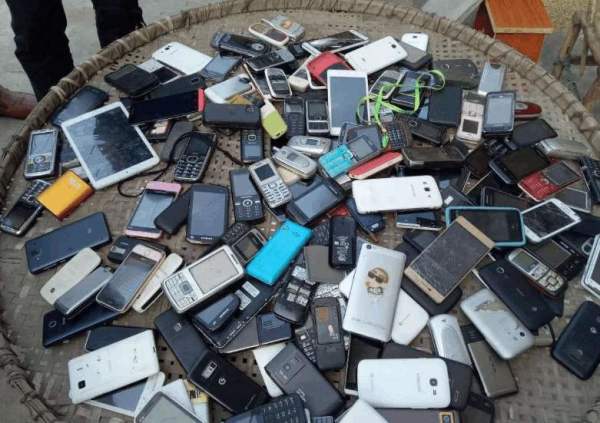 有人走街串巷“回收旧手机”，用盆换手机，回收手机又有什么用呢