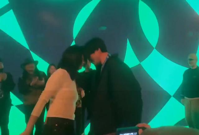“关谷”王传君生日派对跟一女星当众亲吻，分开后继续热舞超兴奋