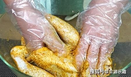 盐焗鸡想要嫩滑入味，这一步不能少，出锅金黄诱人，香味足