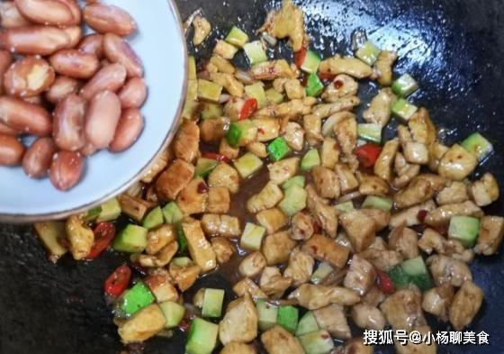 教你宫保鸡丁正宗做法，鸡肉嫩滑入味，花生酥脆，好吃到舔盘子