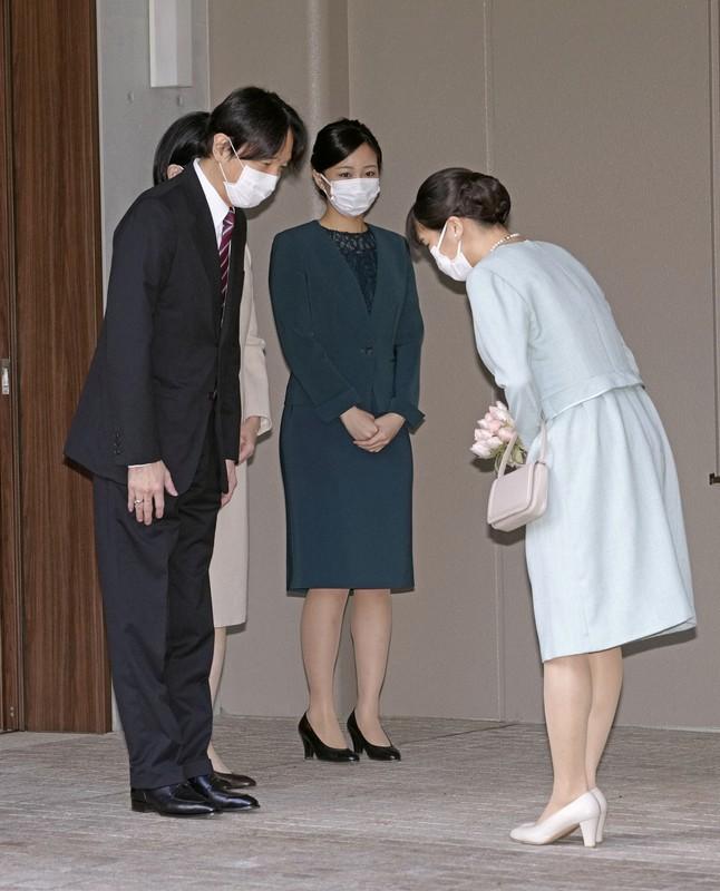 日本真子公主草草出嫁，发布会气氛严肃无喜悦，驸马回应爱的宣言