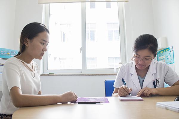 女子胃痛，坚信酸奶能养胃，坚持一段时间后，如今的她怎样了？