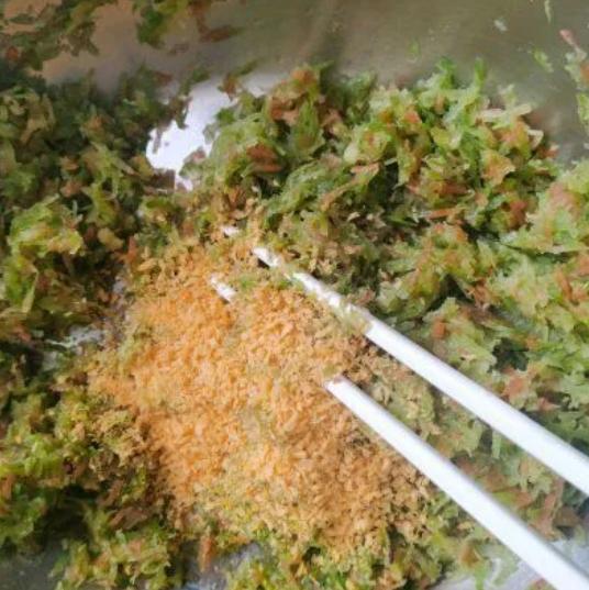 炸萝卜丸子，放面粉淀粉都不对，换成2样，膨松酥脆，放3天也好吃