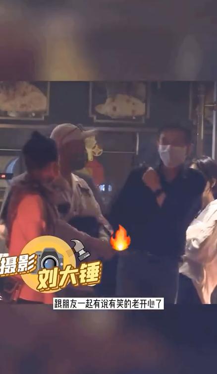 47岁周迅新恋情曝光！与吉他手十指紧扣同回酒店，男方长相普通