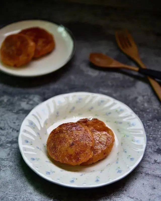 这早餐饼不用面粉，煎得香喷喷，外脆内软，很好吃，端上桌抢光光