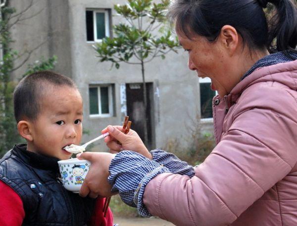 7岁男娃险些肠坏死，医生劝告：2种饭少喂娃吃，趁早撤下餐桌