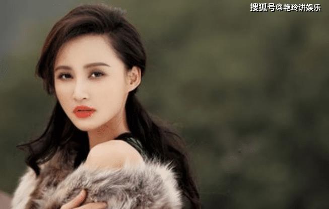 一走红就抛弃妻子，后与小15岁娇妻认识3天闪婚，如今落魄到只能演配角