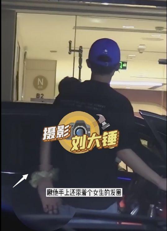 李小璐疑似新恋情曝光？与年轻帅哥深夜唱歌，结束后一同回家