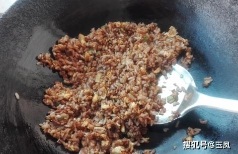 简单又好吃的酱油炒饭，这样做最香，儿时满满的味道，一碗不够吃