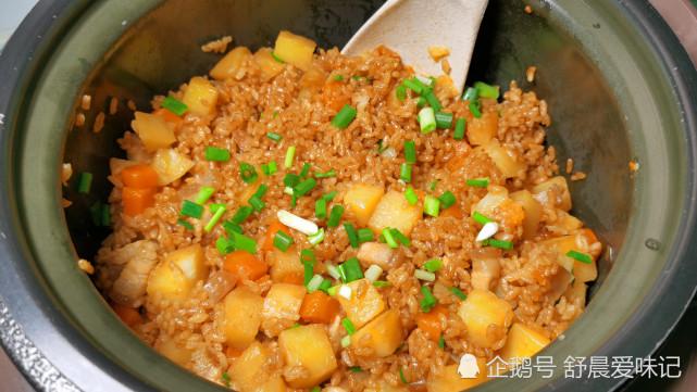 好吃又简单的“肉丁焖饭”，饭菜一锅出，色香味俱全，天天吃不腻