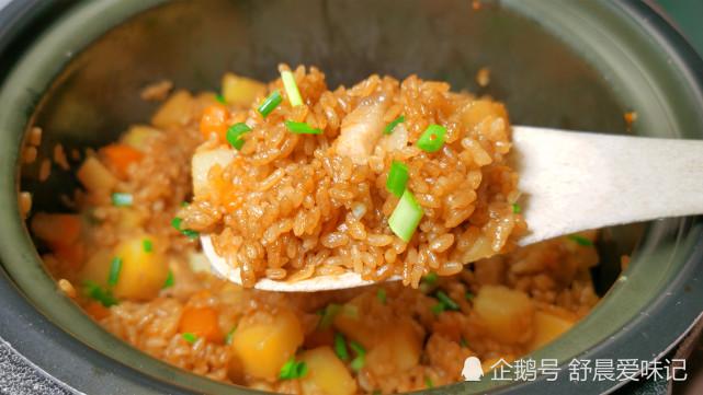 好吃又简单的“肉丁焖饭”，饭菜一锅出，色香味俱全，天天吃不腻