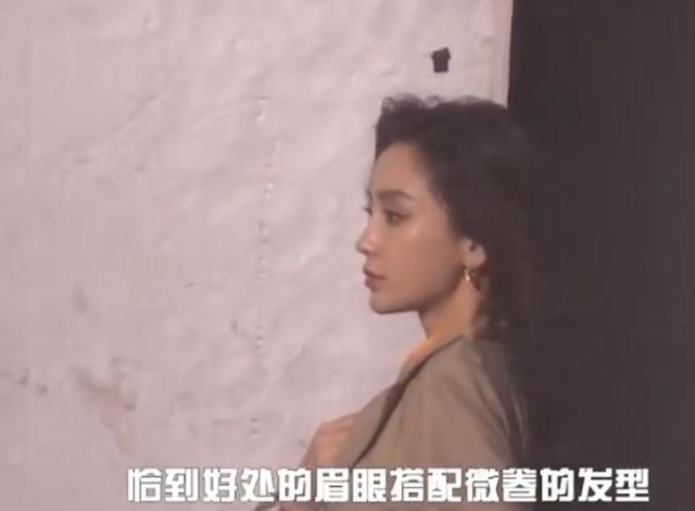 baby摄影棚风情尽显，获儿子甜蜜探班，4岁小孩被两人贴身照顾