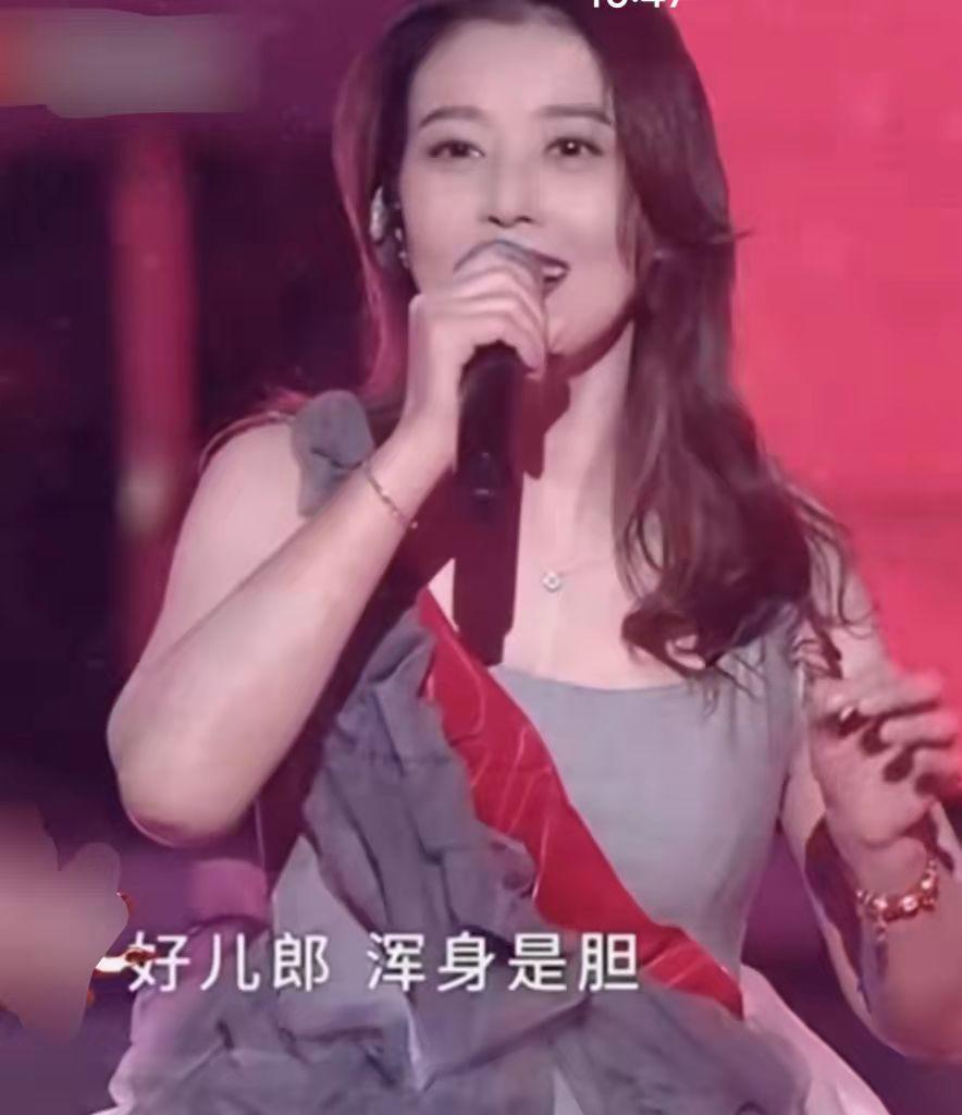 经典重现！周海媚晚会献唱倚天主题曲，演唱神情紧张引网友担心