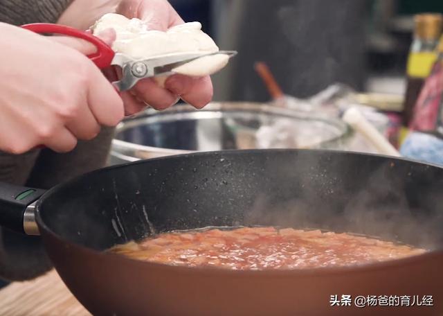 简单好吃的番茄剪刀面，搭配鸡蛋的营养，番茄的鲜酸，孩子特喜欢