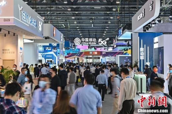 2021中国移动全球合作伙伴大会“数智”展览吸引观众
