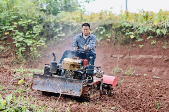 余庚友：盘活撂荒地 让村民腰包鼓起来