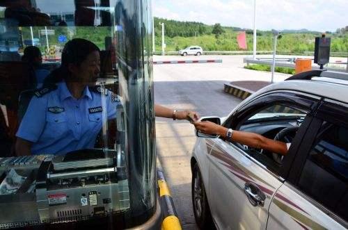 人工通道排长队，ETC通道却空荡荡，过来人一语道出其中“玄机”