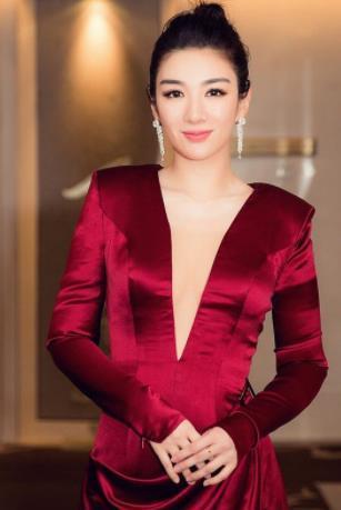 黄奕和女儿一起做瑜伽，44岁黄奕身材傲人，称练瑜伽越来越自信