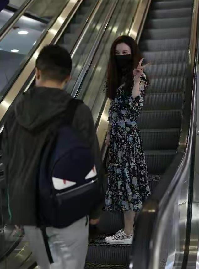 环球小姐中国区冠军，拥有性感完美的身材，却总是被人骂“渣女”