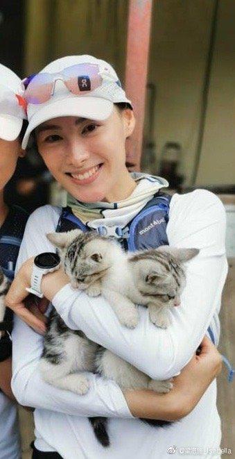 33岁梁洛施素颜抱猫咪 收养流浪猫获赞人美心善