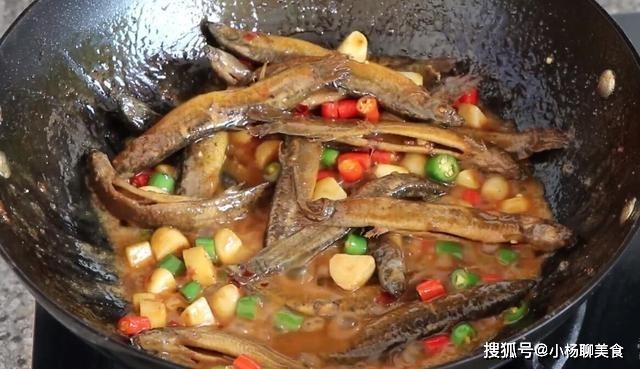 大厨透露红烧泥鳅的做法，皮酥肉嫩超入味，上桌连汤汁都不剩