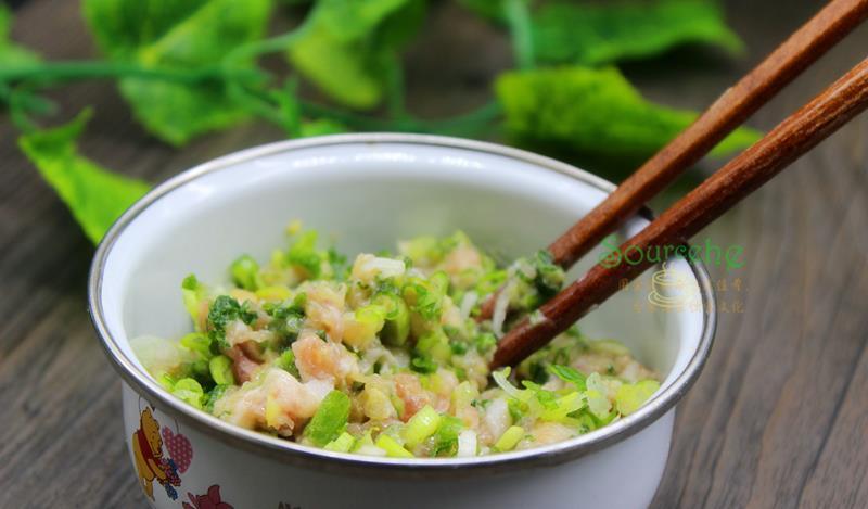 馄饨是饺子的孪生姐妹，皮薄馅大，加生菜煮一煮，连汤汁都好喝！