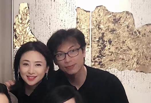 众多老戏骨罕聚首，翁虹和丈夫秀恩爱，万梓良前妻携女儿惊喜露面