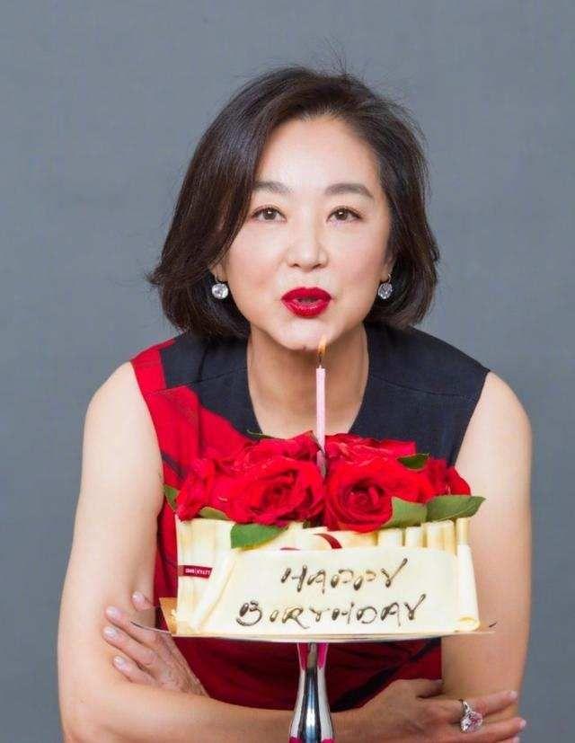 林青霞真是不老女神，穿连衣裙戴鸽子蛋过67岁生日，优雅老去真美