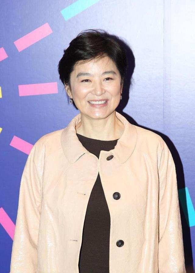 林青霞真是不老女神，穿连衣裙戴鸽子蛋过67岁生日，优雅老去真美