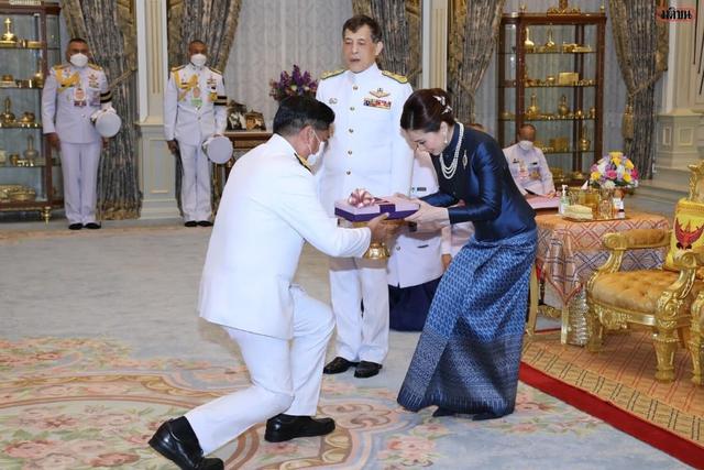 苏提达跟随泰王亮相，穿蓝裙成熟华贵！没带诗妮娜笑容好甜