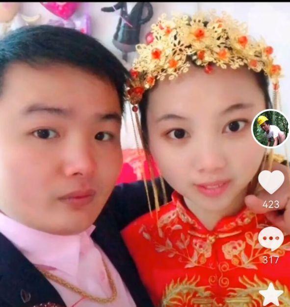 牛爱芳夫妇结婚照曝光？小春花头上全是黄金，牛爱芳西装革履显帅