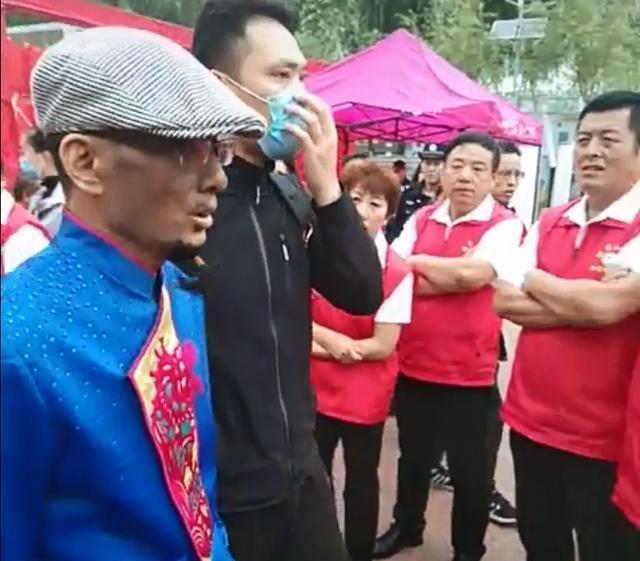 阿宝近照曝光，皮肤黝黑嘴唇苍白遭疑生病，气场不如身旁保镖