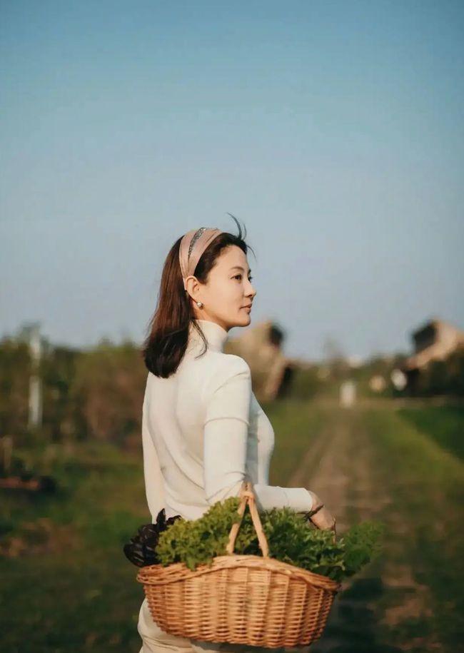 央视美女主持人刘芳菲，一身白色穿着端庄温婉，久未露面美丽依旧