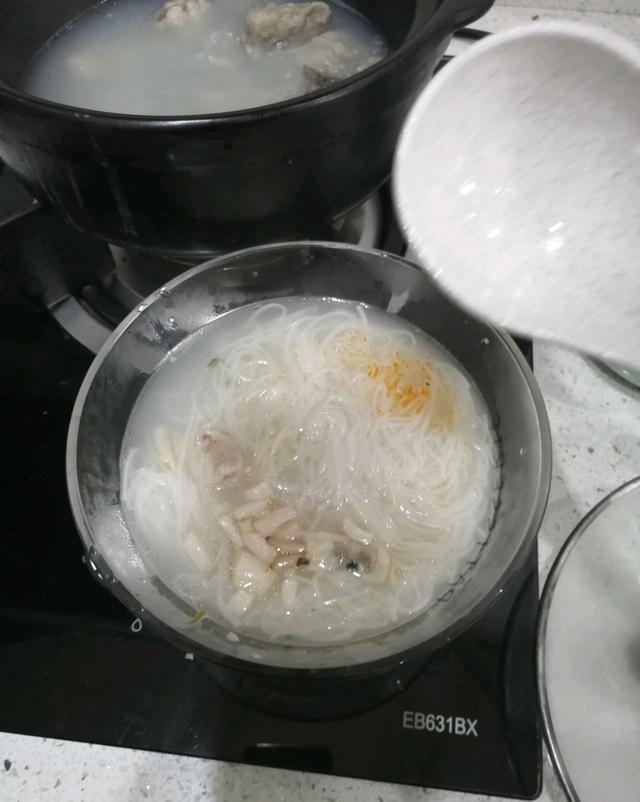 在家做一碗酸辣线面，保证让你食欲大开，味道那是杠杠滴！