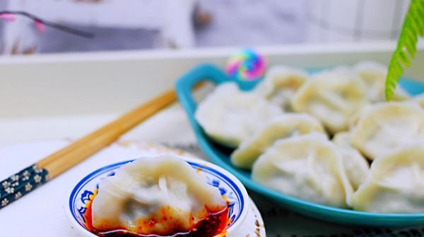 包韭菜饺子，直接拌馅就废了，多加1步，韭菜不出水，脆嫩翠绿