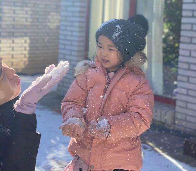 高云翔陪女儿过周末！5岁小酒窝五官酷似董璇，父女俩玩雪好有爱